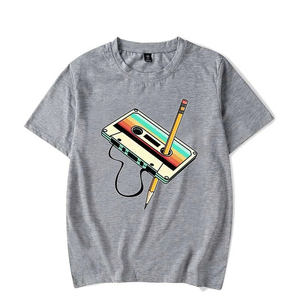 Camiseta Ligera de Manga Corta con Cuello Redondo para Hombre, Color Rosa, con Estampado de Cinta de Cassette y Lápiz, Logotipo Frontal, Tejido de Punto Jersey, 100% Algodón - Product Image 5