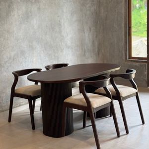 Ensemble de table à manger en teck de qualité supérieure avec un design minimaliste élégant et des chaises rembourrées en tissu doux - Product Image 1