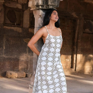 Elegante Vestido Maxi de Algodón con Estampado Artesanal, Motivo Geométrico Tradicional, Vestido de Verano con Tirantes, Vestido sin Mangas que Favorece la Figura - Product Image 1