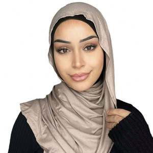 Hijab carré en soie douce de qualité supérieure pour femme musulmane, couleur unie, personnalisable avec logo, écologique, respirant et antibactérien – Collection été - Product Image 5