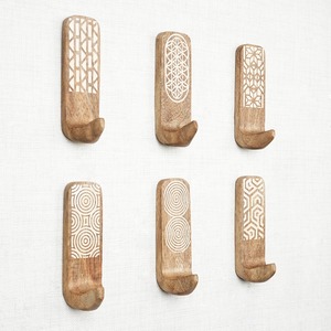 Perchas de Madera de Lujo con Diseño Europeo, Logotipo Personalizado Grabado, Acabado con Laca de Alto Brillo y Gancho Cromado - Product Image 3