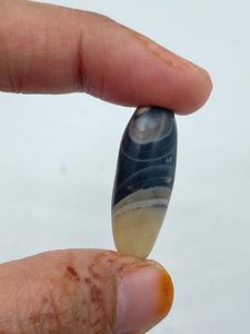 Agate naturelle de forme cylindrique longue, pierre précieuse de joaillerie fine, couleur noire imprimée, 20,12 carats, fournisseur indien R.K. GEMS JEWELLER - Product Image 1