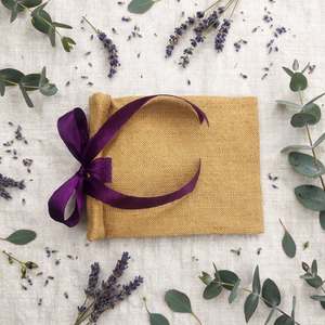 Pochette de rangement en jute Amana Textiles avec cordon de serrage en ruban violet, pliable, écologique, style tendance, 15 cm x 23 cm - Product Image 1