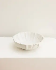 ชามหินอ่อนลายร่องขอบแกะสลัก ผลิตจากหินธรรมชาติ ขัดเงาให้เรียบเนียน - Product Image 1