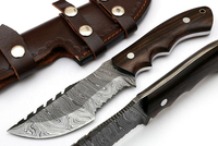 Couteau de chasse à lame fixe en acier Damas fait main, manche en bois, bord dentelé, avec étui en cuir, lot de 1 pièce, garantie 3 ans