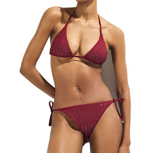 Conjunto de bikini triangular con diamantes de imitación rojos para mujer, con falda de malla a juego, traje de baño sexy con lazo halter para la playa - Product Image 3