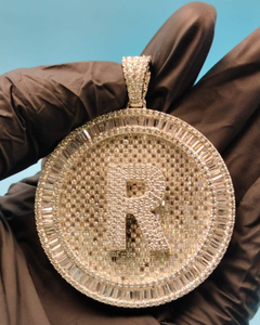 Colgante de moda hip hop Iced Out, dijes personalizados de plata 925 con moissanita, colgante circular con inicial para regalos - Product Image 1