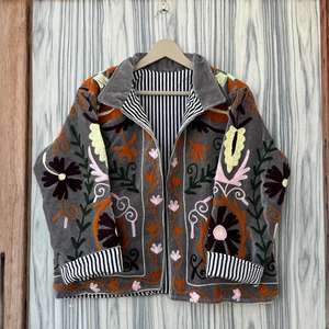 Veste en velours vintage Suzani |   Vêtement d'extérieur court élégant de style bohème |   Cadeau pour invitées de mariage et pour les fêtes, pour elle - Product Image 1