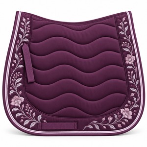Tapis de selle pour chevaux de couleur personnalisée, dotés d'une doublure respirante, d'un tissu extérieur résistant et d'un soutien rembourré pour différents sports équestres. - Product Image 5