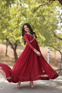 Nuevas colecciones de vestidos Anarkali de la marca Indian Ethanic Wear, con bordados de lentejuelas de imitación y ribete de encaje de diseño. - Product Image 4