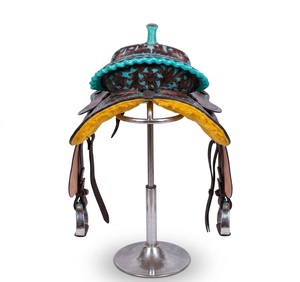 Selle de barrel racing western avec des accents en daim turquoise vif et des motifs floraux complexes. Disponible en 15 pouces. - Product Image 6