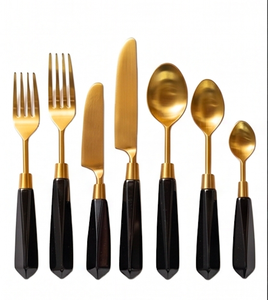 Ensemble de couverts modernes en or avec poignées noires, finition mate, passe au lave-vaisselle, pour mariage et usage quotidien - Product Image 1