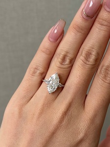 Anillo de compromiso con diamante cultivado en laboratorio de 3 quilates con corte marquesa y piedras laterales con corte cometa, certificado por IGI - Product Image 1