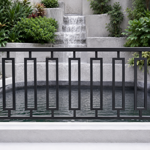 Rampe en métal géométrique noire avec balustres rectangulaires, design moderne de clôture de sécurité pour balcon extérieur et bord de piscine - Product Image 1