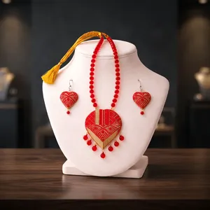 Ensemble de collier en soie Muga rouge traditionnelle d'Assam, fait main, avec pendentif de caractère, bijoux culturels de collection - Product Image 5