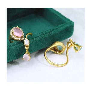 Bague élégante de qualité supérieure en laiton plaqué or avec pierre imitation AD, réglable, pour collection de mariage, pour femmes - Product Image 1