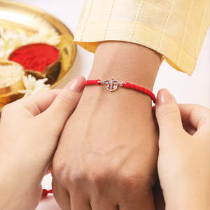 Rakhi de Hilo de Plata de Ley 925 Oxidada con Inscripción Ram para Él, Rakhi de Hilo Minimalista Unisex para Hermano o Hermana - Product Image 3
