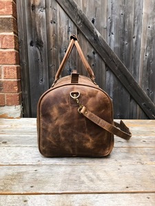 กระเป๋าเดินทางหนังแท้แบบยูนิเซ็กซ์ สไตล์วินเทจ สำหรับเดินทางช่วงสุดสัปดาห์  ขนาดใหญ่ จุของได้เยอะ ใช้ได้หลากหลาย  พร้อมซิป รุ่น LDB-0247 - Product Image 3