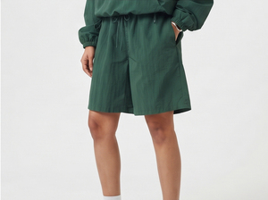 Conjunto de Pantalones Cortos y Chaqueta Cortavientos Impermeable de Manga Larga con Capucha para Mujer, Diseño Sólido y Resistente a la Lluvia, Dos Piezas para Senderismo - Product Image 5