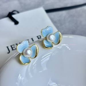 Boucles d'oreilles exquises en perles d'eau douce haut de gamme, argent sterling bleu, motifs floraux élégants, explosion florale bleue naturelle et élégante - Product Image 2