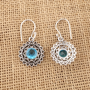 Pendientes de Plata de Ley 925 Hechos a Mano con Topacio Azul Suizo y Corte Redondo, con Engaste de Latón y Bisel, Joyería de Moda - Product Image 1