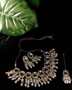 Ensemble de bijoux traditionnels Kundan en alliage de zinc doré pour femme, collier et boucles d'oreilles pendantes en perles blanches foncées, pour mariée et mariage - Product Image 3