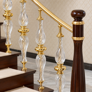 Barandilla de escalera de cristal dorado de lujo con poste de madera y balaustrada curva de latón para decoración interior de villas - Product Image 2