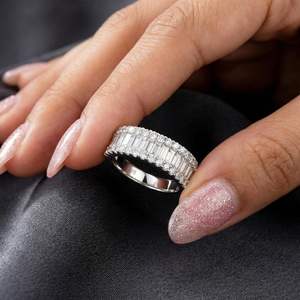 Anillo de media eternidad con moissanita brillante y diamantes de corte baguette y redondo para unisex, plata fina 925 original, regalo sorpresa para ella. - Product Image 1