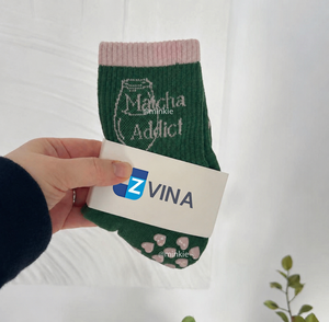 Chaussettes de Pilates personnalisées « Cute Matcha Addict », chaussettes de yoga en coton à rayures avec grip bidirectionnel, chaussettes antidérapantes d'intérieur avec logo personnalisé - Product Image 2