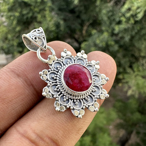 Pendentif en rubis indien facetté teinté rouge en gros, en argent sterling 925, en forme de fleur, avec motif festonné orné, bijou pour femme - Product Image 2
