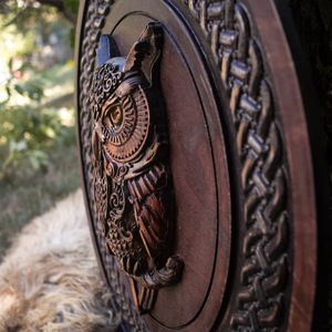 Bouclier rond en bois traditionnel viking, artisanat inspiré du monde nordique, fait main, pour usage décoratif et événements costumés - Product Image 5