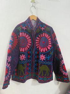 Veste en velours brodée Suzani pour femme, faite à la main, motif floral, style bohème ethnique, manteau d'hiver, vêtement d'extérieur de créateur indien, usine d'exportation - Product Image 3
