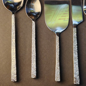 Ensemble de service en acier inoxydable à finition martelée moderne, deux tons or et argent, ustensiles de cuisine professionnels, écologiques et durables - Product Image 5