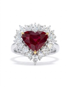 Anillo de compromiso y aniversario para mujer, con rubí en forma de corazón certificado por IGI y halo de diamantes naturales en oro macizo de 14K. - Product Image 1