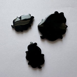 Feuilles sculptées en onyx noir naturel TFH, lot de 3 pièces de 139 carats, dimensions 50x40 à 35x35 mm - Product Image 6