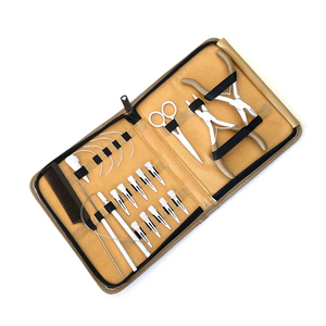 Kit d'outils pour extensions de cheveux en acier inoxydable noir et or avec logo personnalisé, comprenant des pinces, un anneau de séparation et une aiguille à coudre pour les trames. - Product Image 4