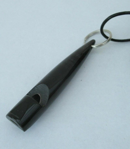 Silbato de Cuerno de Búfalo Auténtico Hecho a Mano de la Mejor Calidad al por Mayor con Estilo Animal Pulido y Cuero - Product Image 2