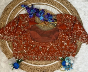 Sari de satén de Bollywood con bordado KV, adornos y estampado floral (naranja) - Product Image 5