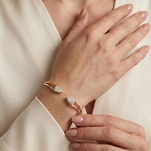 กำไลข้อมือทองคำ 14K รูปทรงลูกแพร์ ประดับเพชรเม็ดคู่ ดีไซน์เรียบหรู ปรับขนาดได้ ของขวัญเครื่องประดับชั้นดีสำหรับเธอ - Product Image 4