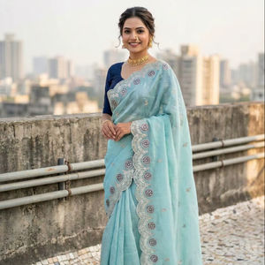 ชุดส่าหรีงานออกแบบสำหรับงานปาร์ตี้ - ผ้าโกลด์ครัชพร้อมขอบผ้าลายอาร์โคคัทและเสื้อปักลาย - Product Image 1