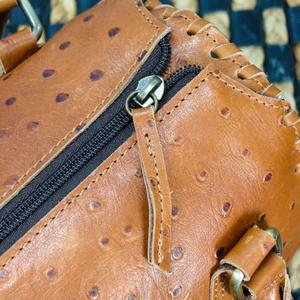 Bolso de Mano de Cuero de Lujo con Asa Superior y Cierre de Cremallera, Diseño Duradero con Patrón de Avestruz Marrón - Product Image 4