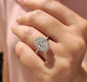 Anillo de Compromiso de Lujo con Halo de Diamantes Moissanite de Corte Ovalado, Banda Pavé de Oro Blanco de 14K, Joyería Fina para Novia - Product Image 4