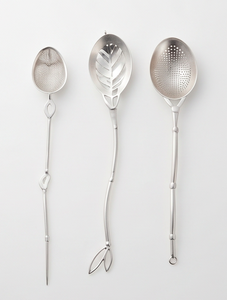Ensemble de cuillères passoires en métal minimalistes avec motif feuille, compatibles lave-vaisselle, idéal pour la restauration et l'utilisation comme couverts. - Product Image 1