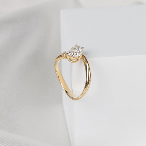 แหวนเพชรทรงกลม 0.80 กะรัต เพาะเลี้ยงในห้องปฏิบัติการ ทองคำ 14K สีเหลือง ดีไซน์โค้งแบบบายพาส แหวนแต่งงาน แหวนหมั้น ของขวัญเครื่องประดับสุดพิเศษ - Product Image 2