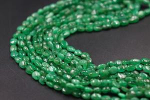 Cuentas de piedras preciosas sueltas de forma ovalada Lisa esmeralda de Zambia para hacer joyas - Product Image 2