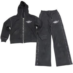 Conjunto Deportivo Personalizado de Alta Calidad con Sudadera Bordada y Pedrería, Pantalones Deportivos Negros con Cierre y Sudadera de 500 GSM, Ropa Urbana - Product Image 1
