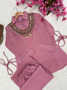 Conjunto Coordinado de Seda Rosa de Moda con Túnica de Cuello y Dobladillo en Capas, Escote Bordado y Pantalones Acampanados, Diseño Indo-Occidental para Fiestas - Product Image 5