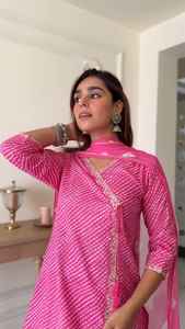 Collection de costumes imprimés en coton : Kurta coupe droite style Angrakha en coton blanc imprimé Lehariya avec dentelle Gota, pantalon et dupatta - Product Image 2