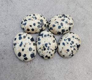 Cabochon ovale en jaspe dalmatien naturel, pierre précieuse en vrac pour la fabrication de bijoux, fournitures artisanales, objets de collection - Product Image 1