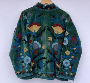 Chaqueta Verde de Terciopelo Bordado con Diseño Floral Suzani y Cuello Alto |   Chaqueta de Invierno Reversible de Algodón Hecha a Mano |   Regalo de Navidad - Product Image 2